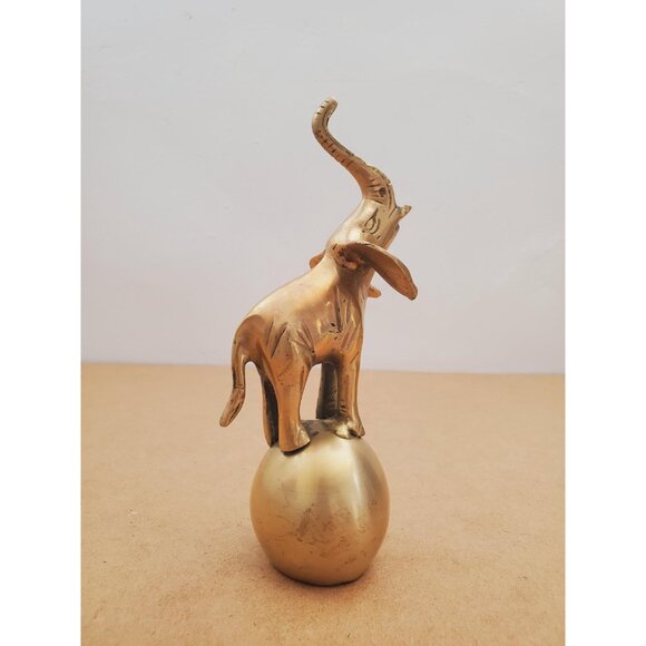 1970s Brass Circus Elephant on Ball Statuette / Figurine, Vintage 70s Metal Home - Picture 6 of 10